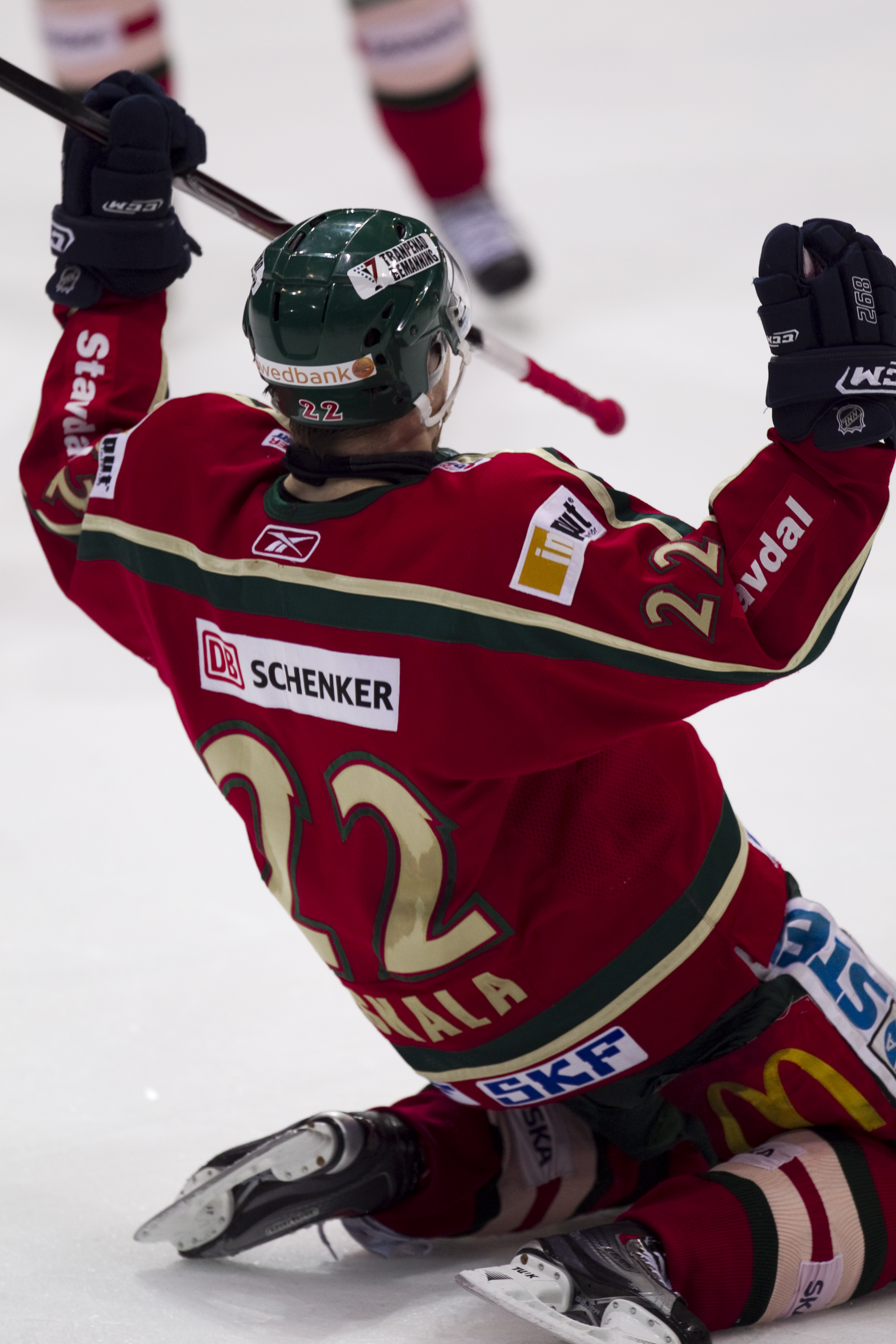 En vanlig syn när det nalkades powerplay i elitserien och Janne Niskala var inne på isen. En vanlig syn när det nalkades powerplay i elitserien och Janne Niskala var inne på isen.