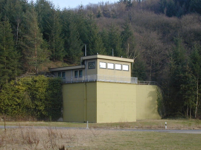 Regierungsbunker utanför Bonn. Användes av Västtyskland under Kalla kriget. Bakom dess yttre döljer sig ett inre menat att skydda hela den västtyska regeringen vid en attack. Regierungsbunker utanför Bonn. Användes av Västtyskland under Kalla kriget. Bakom dess yttre döljer sig ett inre menat att skydda hela den västtyska regeringen vid en attack.