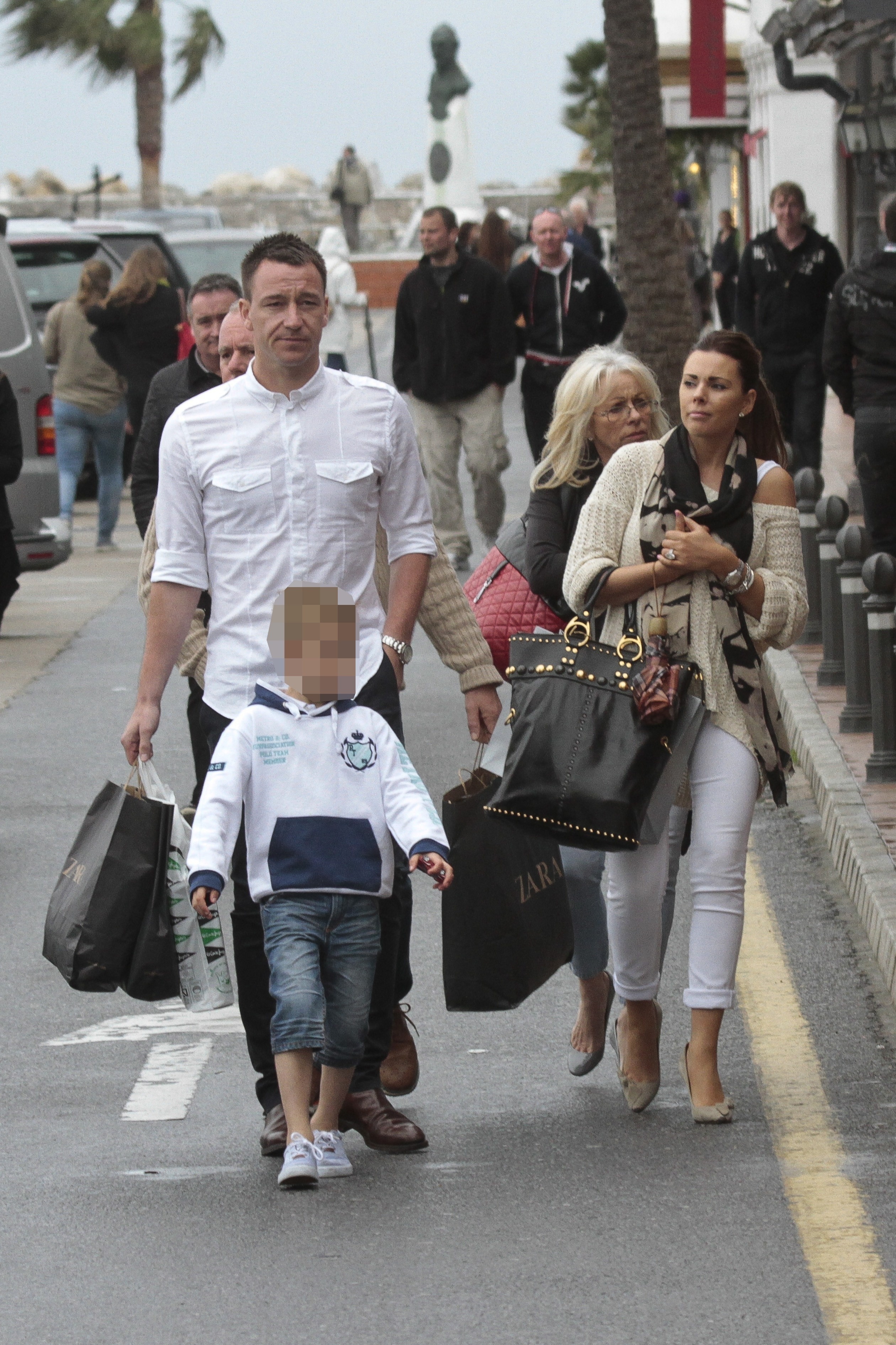 John Terry verkar gå loss med shoppingen i Puerto Banus, strax utanför Marbella i Spanien. John Terry verkar gå loss med shoppingen i Puerto Banus, strax utanför Marbella i Spanien.
