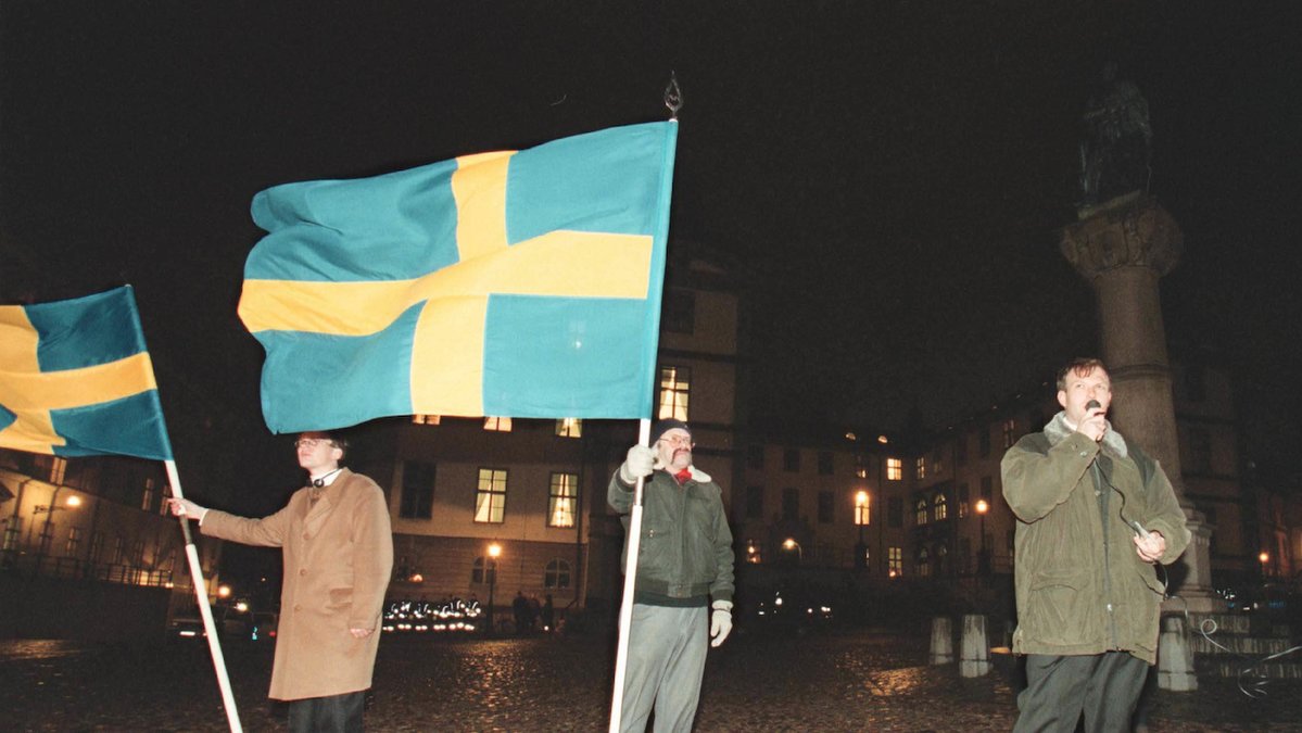 1994 skriver tidningen SD-kuriren att religionsfrihet bara ska gälla svenskar, och att muslimer ska packa väskan.