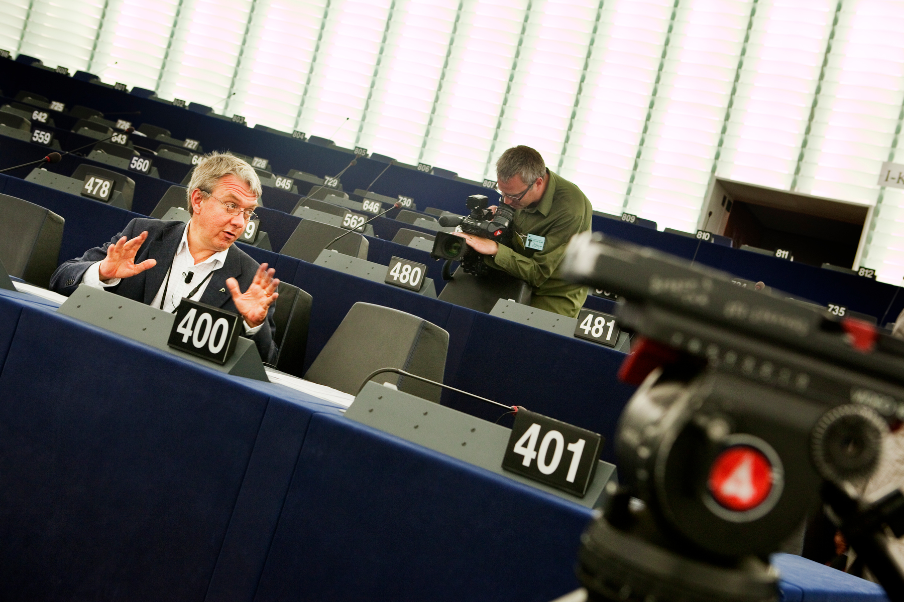Partiets ledamot i EP, Christian Engström, röstade för telekompaketet efter att ha varit med och drivit igenom "tillägg 138", som säger att inga inskränkningar av internetanvändares fundamentala fri- och rättigheter får införas utan domstolsbeslut. Partiets ledamot i EP, Christian Engström, röstade för telekompaketet efter att ha varit med och drivit igenom "tillägg 138", som säger att inga inskränkningar av internetanvändares fundamentala fri- och rättigheter får införas utan domstolsbeslut.