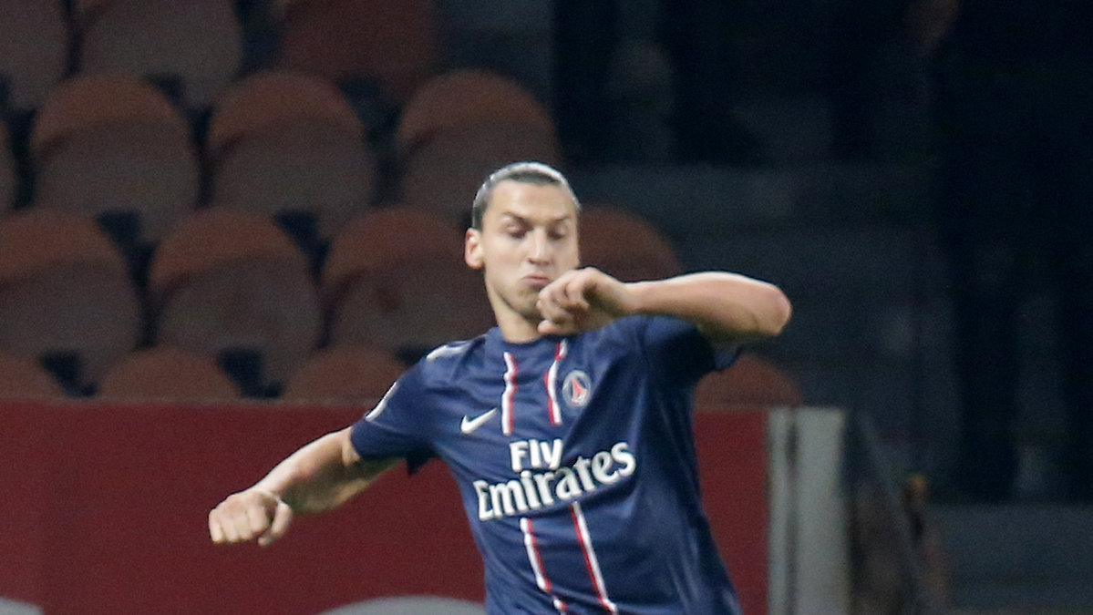 Zlatan firar ett av sina två mål när han på egen hand slog Troyes med 4–0.