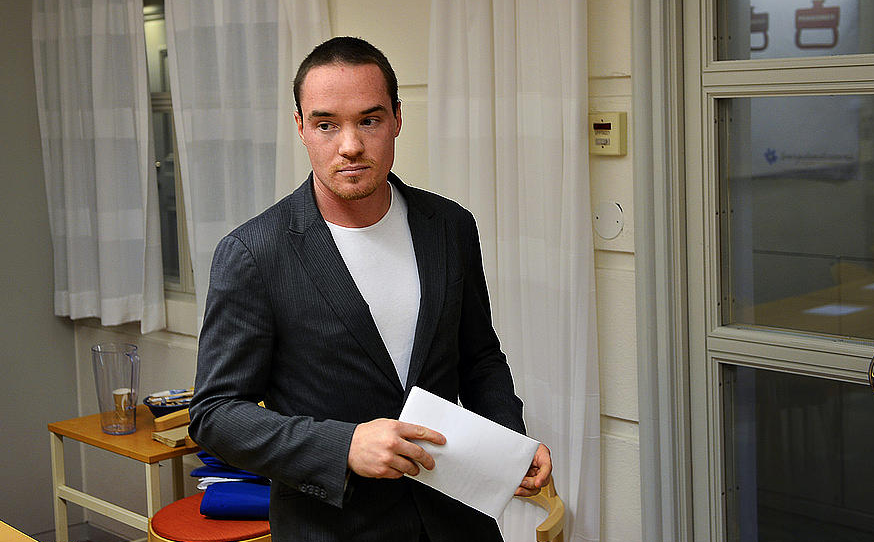 2012 avslöjade Expressen att tre partitoppar i SD, Erik Almqvist, Kent Ekeroth och Christian Westling sprungit runt på stan och trakasserat folk. Bland annat kallade Almqvist en ung kvinna för ”hora”. 2012 avslöjade Expressen att tre partitoppar i SD, Erik Almqvist, Kent Ekeroth och Christian Westling sprungit runt på stan och trakasserat folk. Bland annat kallade Almqvist en ung kvinna för ”hora”.