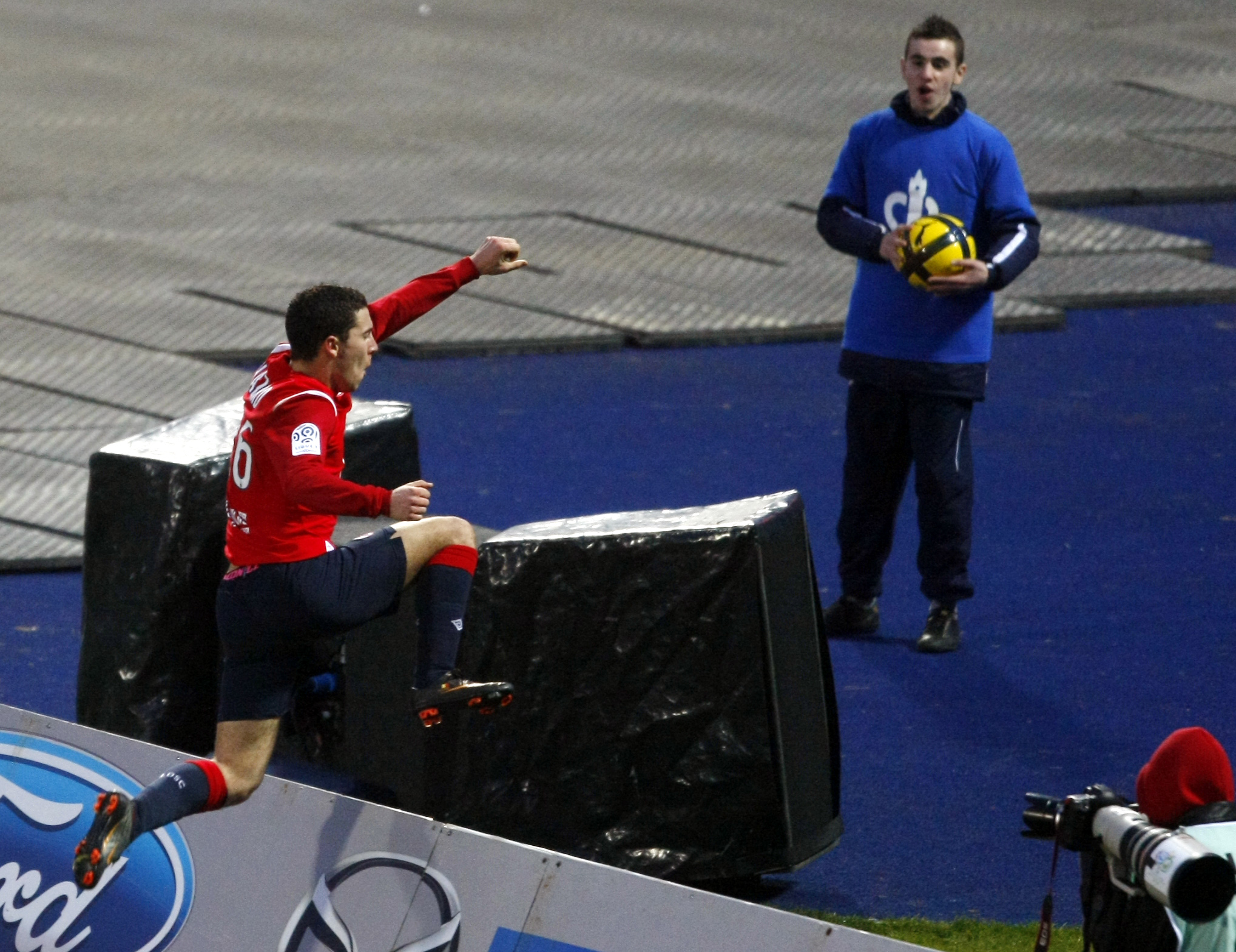 Belgiske supertalangen Eden Hazard firar ett mål i den franska ligan.