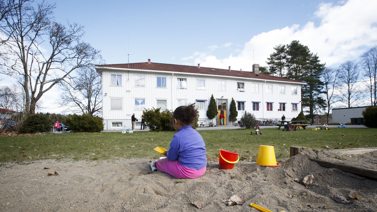 Sverige får skarp kritik för sin behandling av ensamkommande flyktingbarn. 