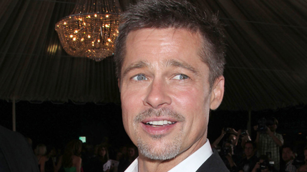 Brad Pitt kämpar på sedan skilsmässan från Angelina Jolie. Här skriver han autografer efter premiären av hans film "Allied". 