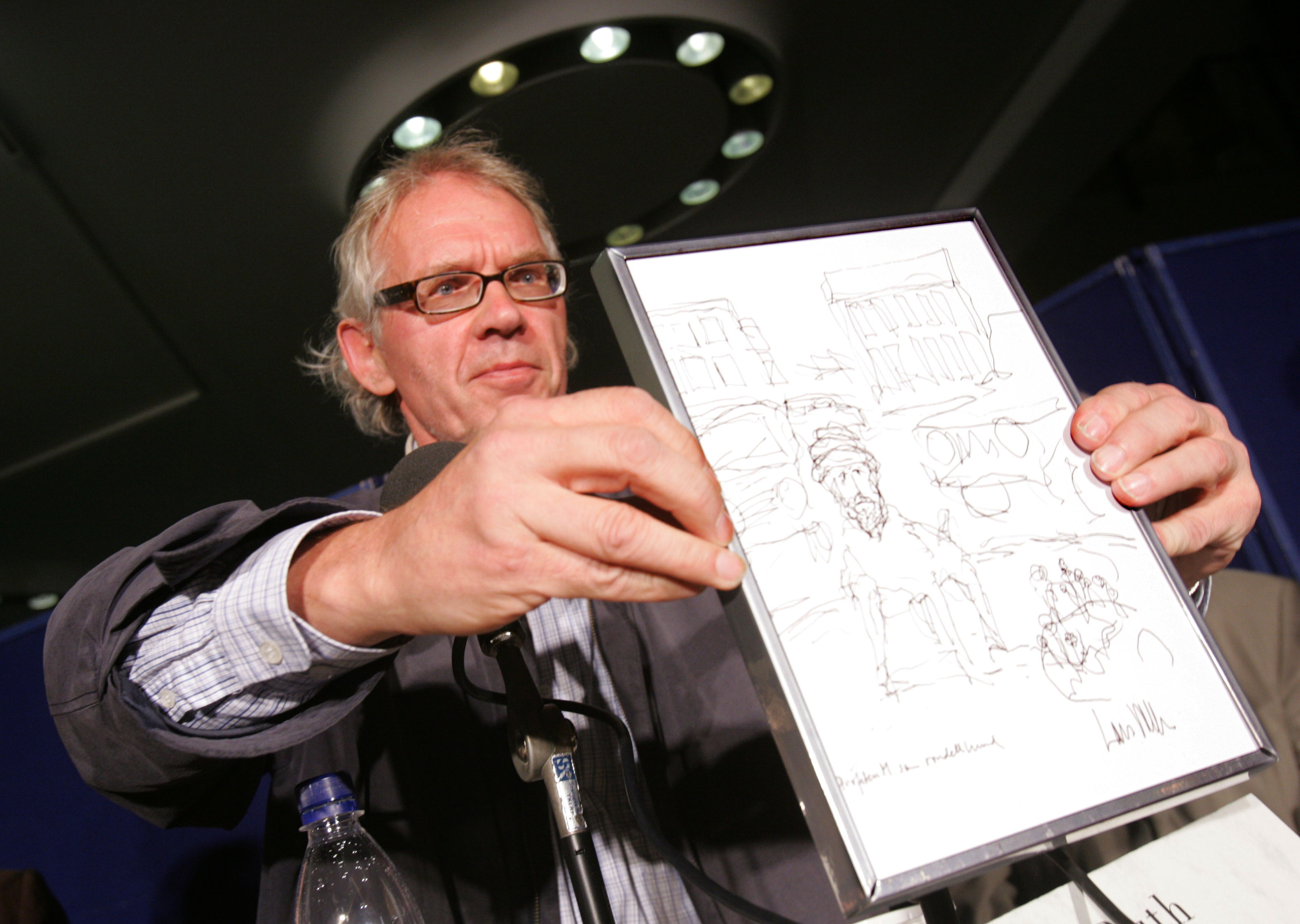 Konstnären Lars Vilks håller upp sin "Muhammed som rondellhund".