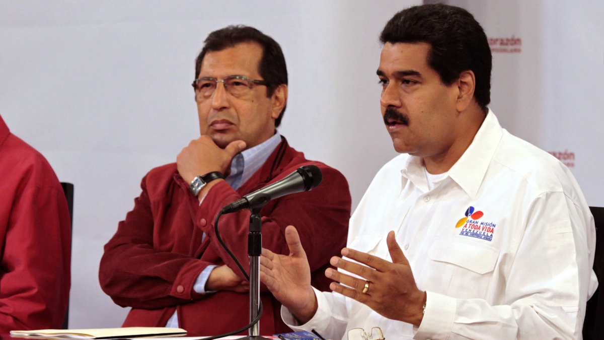 Vicepresidenten Nicolas Maduro kom med dödsbudet.