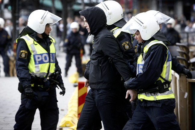 Här arresterar polisen AIK-huliganer timmarna inför stormötet med IFK Göteborg.