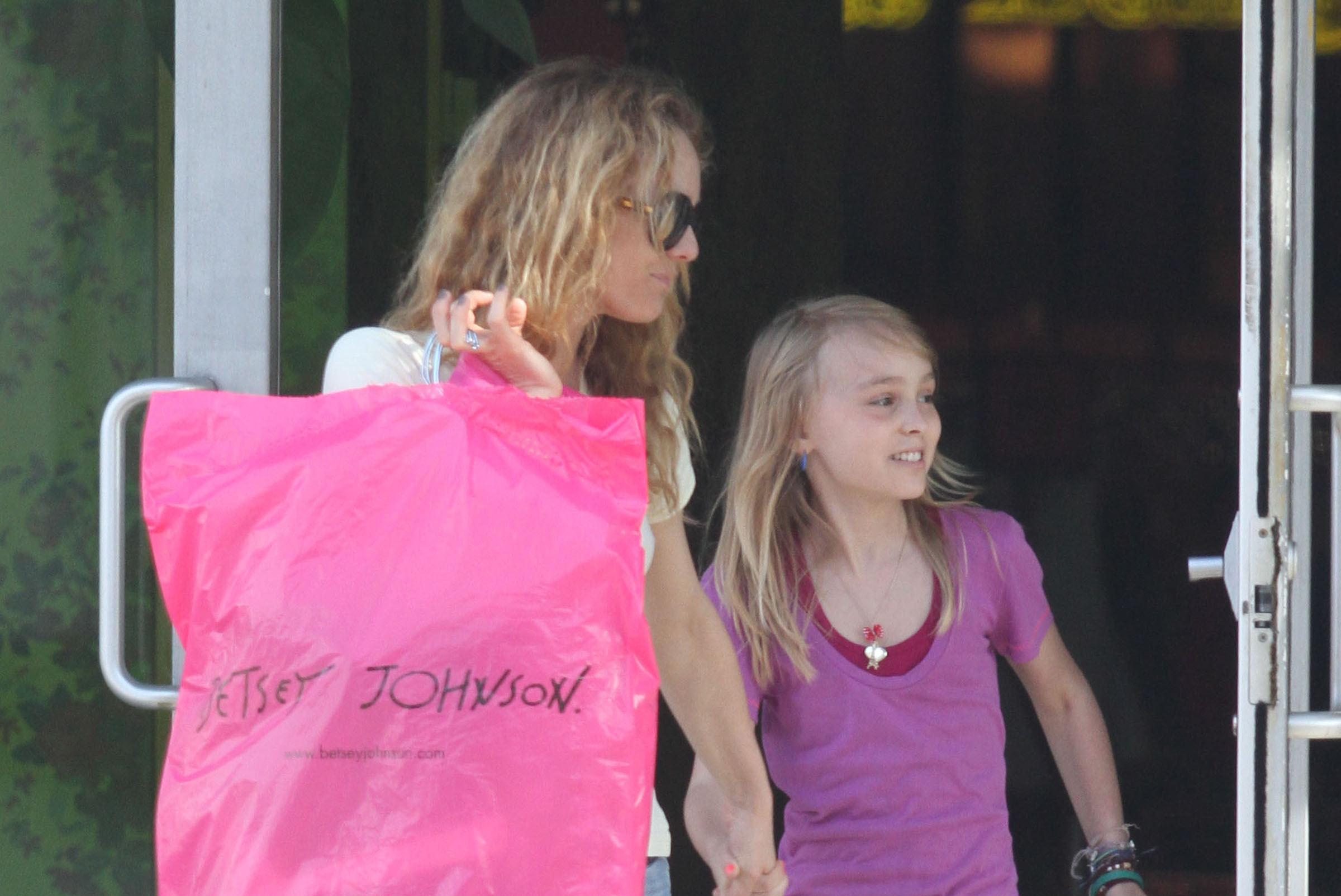 Vanessa och dottern Lily-Rose shoppar i Beverly Hills.