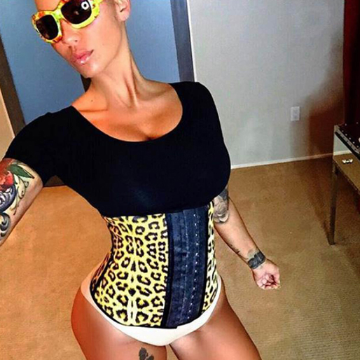 Amber Rose tränar midjan. Amber Rose tränar midjan.