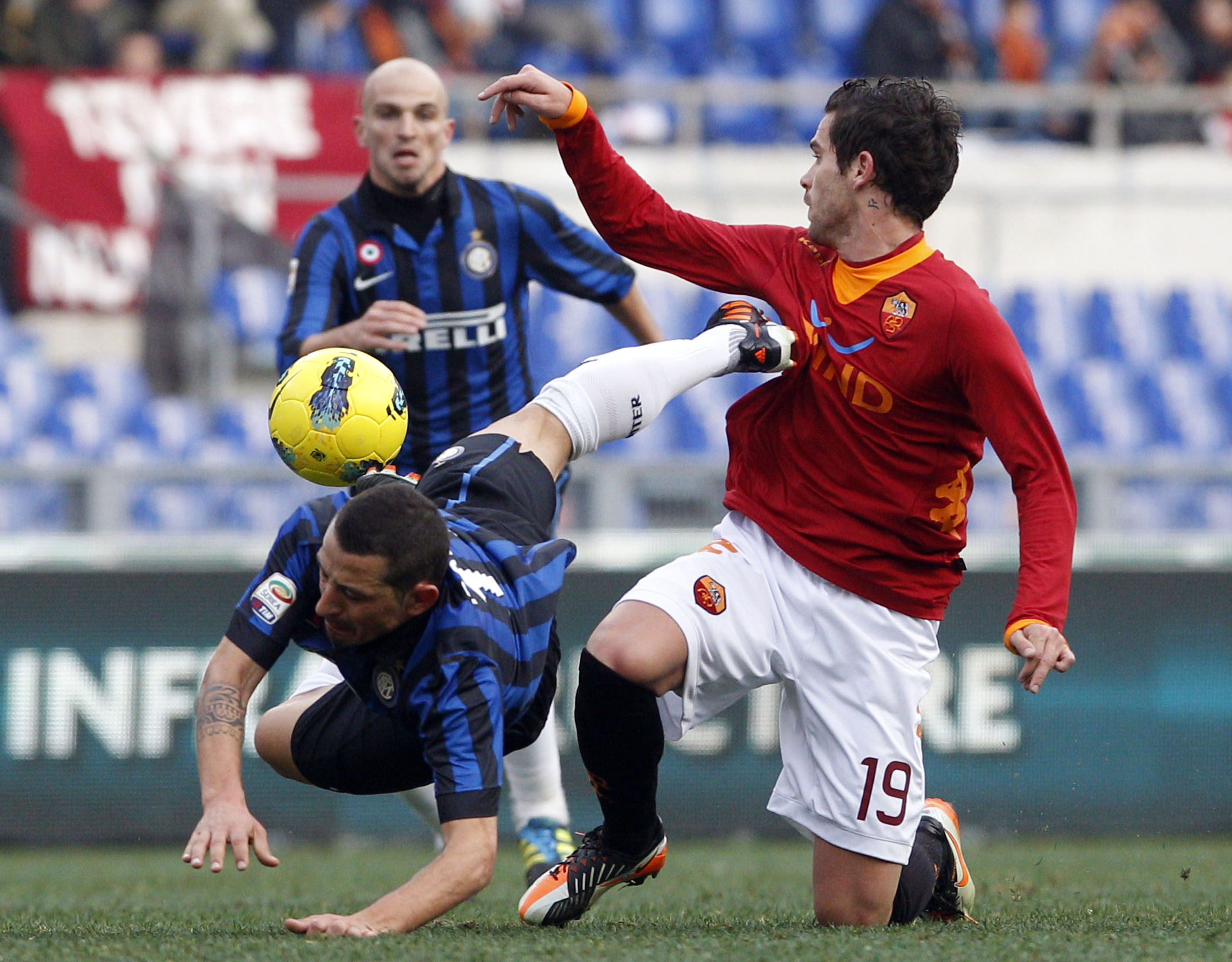 En tuff kamp på mittfältet, som Roma vann, blev signifikativt för utgången i toppmötet mellan Roma och Inter.