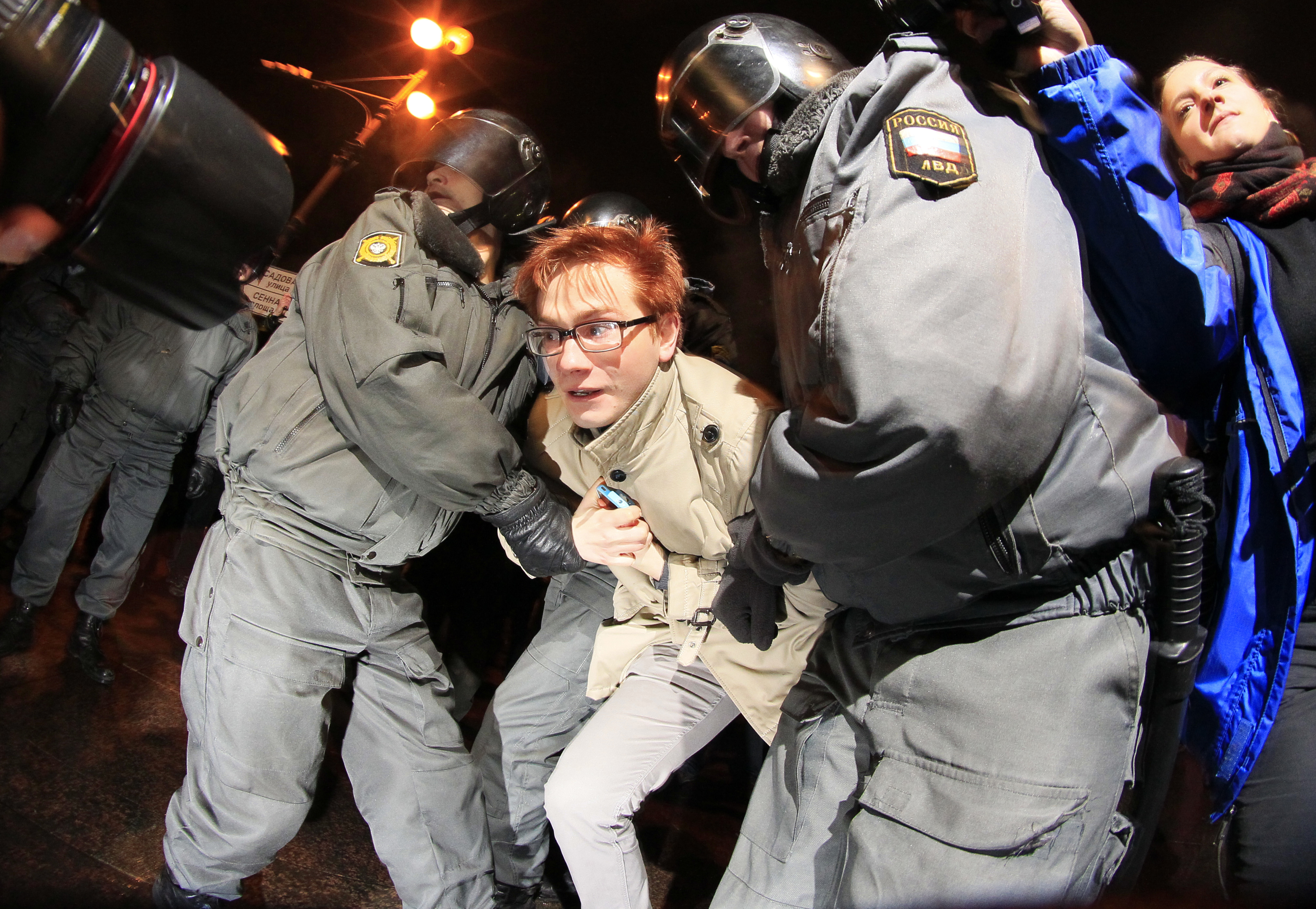 Även i St Petersburg demonstrerade männsikor mot Putin och Enade Ryssland. Över 100 demonstranter arresterades.