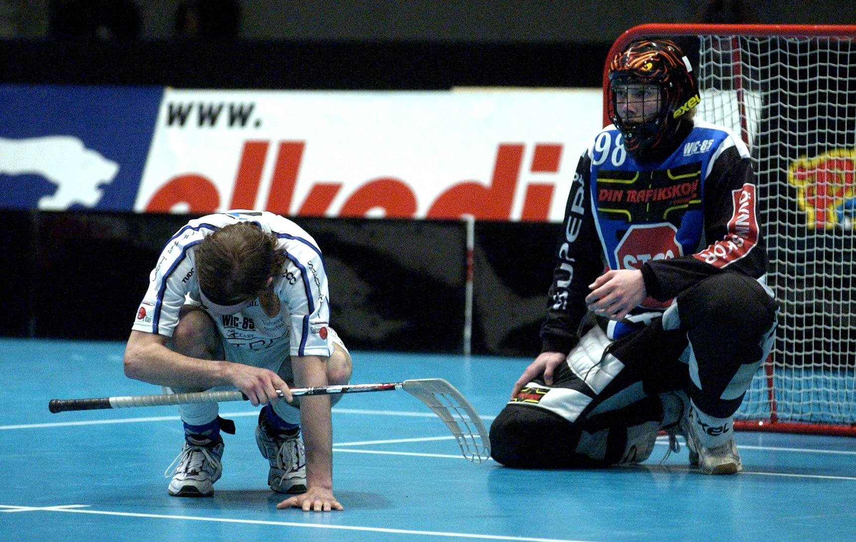Warbergsspelare deppar under utskåpningen i finalen 2003 på Hovet. De tog sig dit genom att vända 0-2 till 3-2 i matcher mot Dalen.
