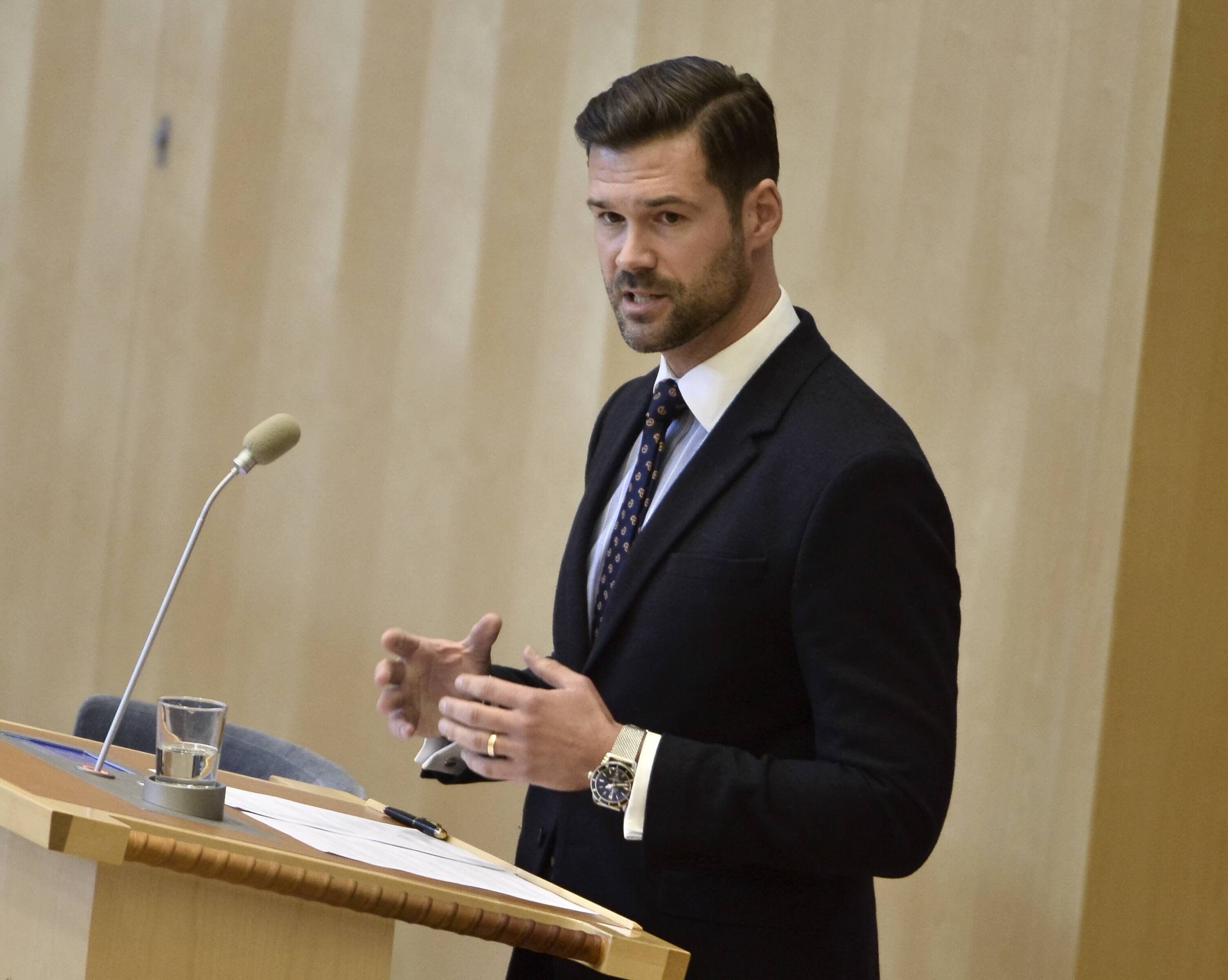 Ännu en bild när Forssell står i riksdagens talarstol. Ännu en bild när Forssell står i riksdagens talarstol.