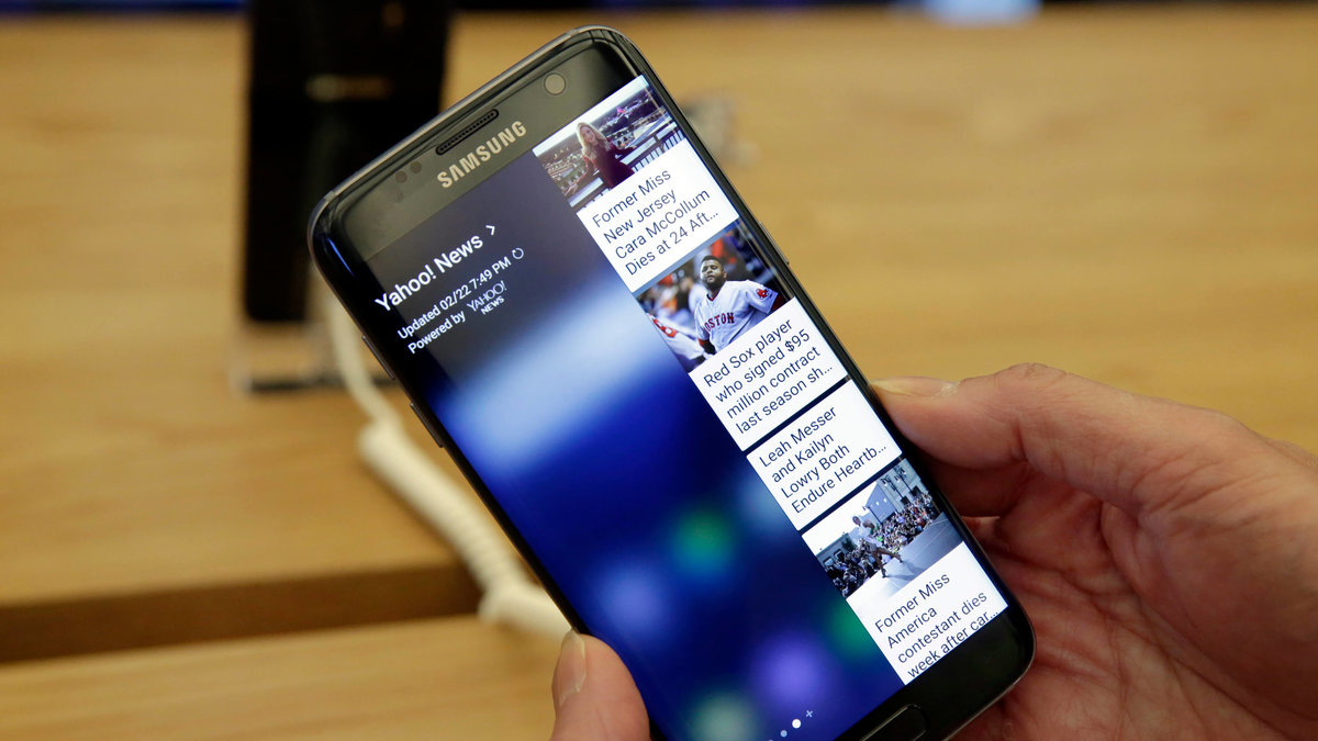 Exakt hur böjningen av skärmen ska se ut är ännu inte känt, men man spekulerar i att det kan komma att se ut som på Samsungs Galaxy S7 Edge.