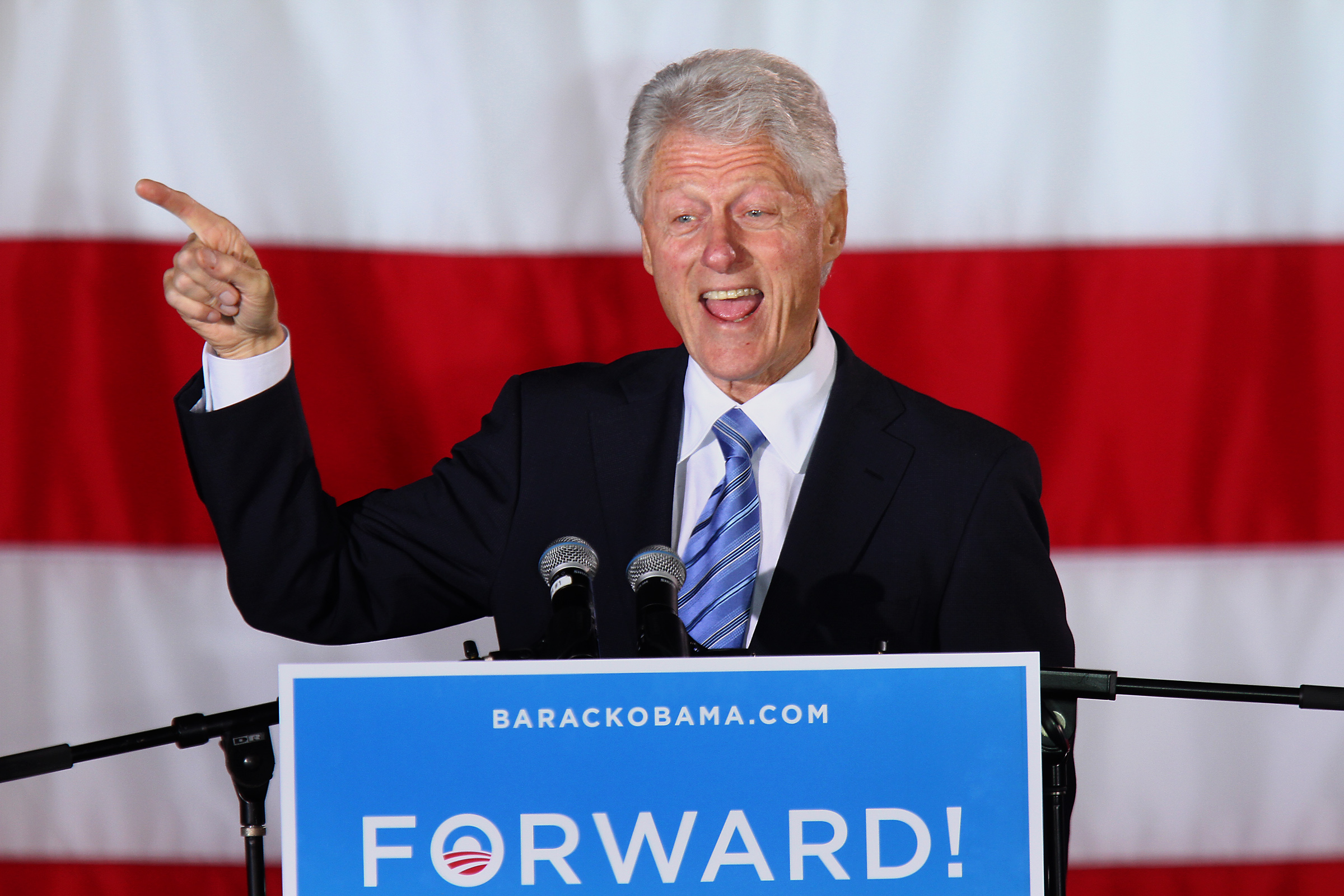 Skandalerna till trots - Bill Clinton är riktigt populär hos det amerikanska folket. Skandalerna till trots - Bill Clinton är riktigt populär hos det amerikanska folket.