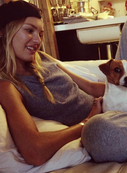 Candice Swanepoel myser med sin hund. Candice Swanepoel myser med sin hund.