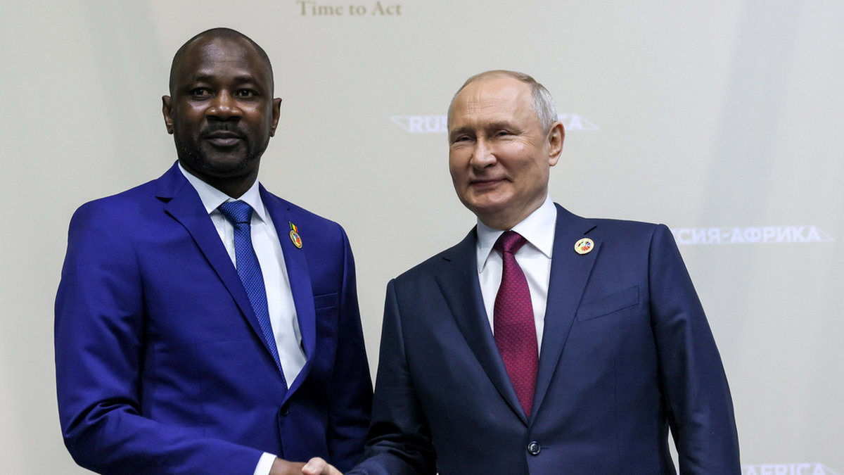 Malis juntaledare Assimi Goita skakar hand med Rysslands president Vladimir Putin. Arkivbild.