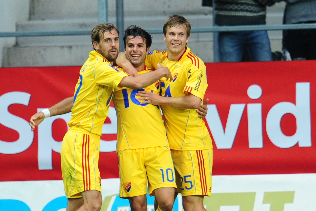Sebastian Rajalakso, till höger, firar 1-0-målet tillsammans med Joel Riddez och målskytten Christer Youssef.