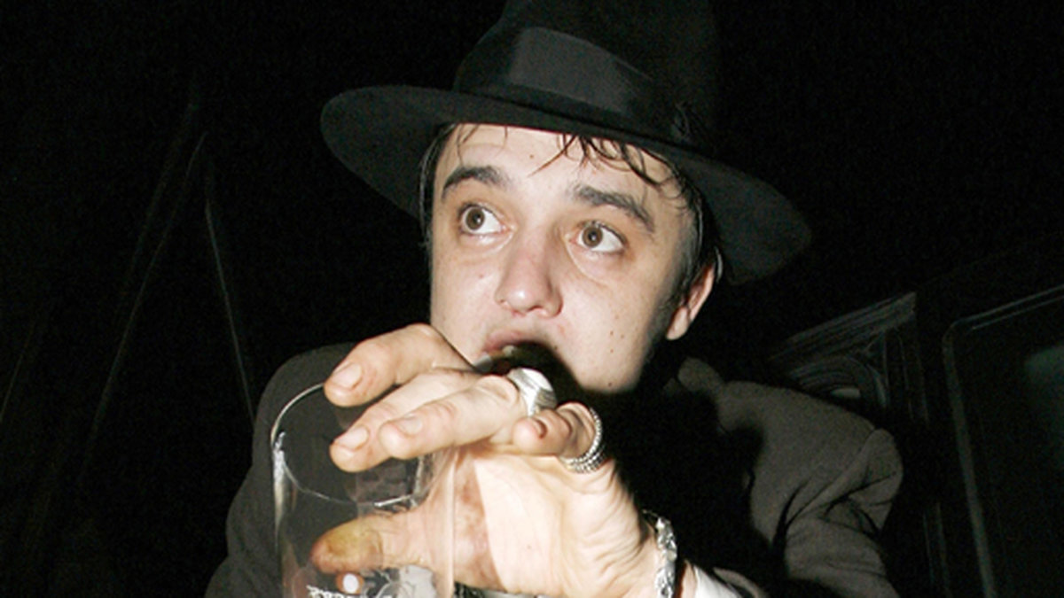 Pete Doherty dricker öl efter ett gig i London.