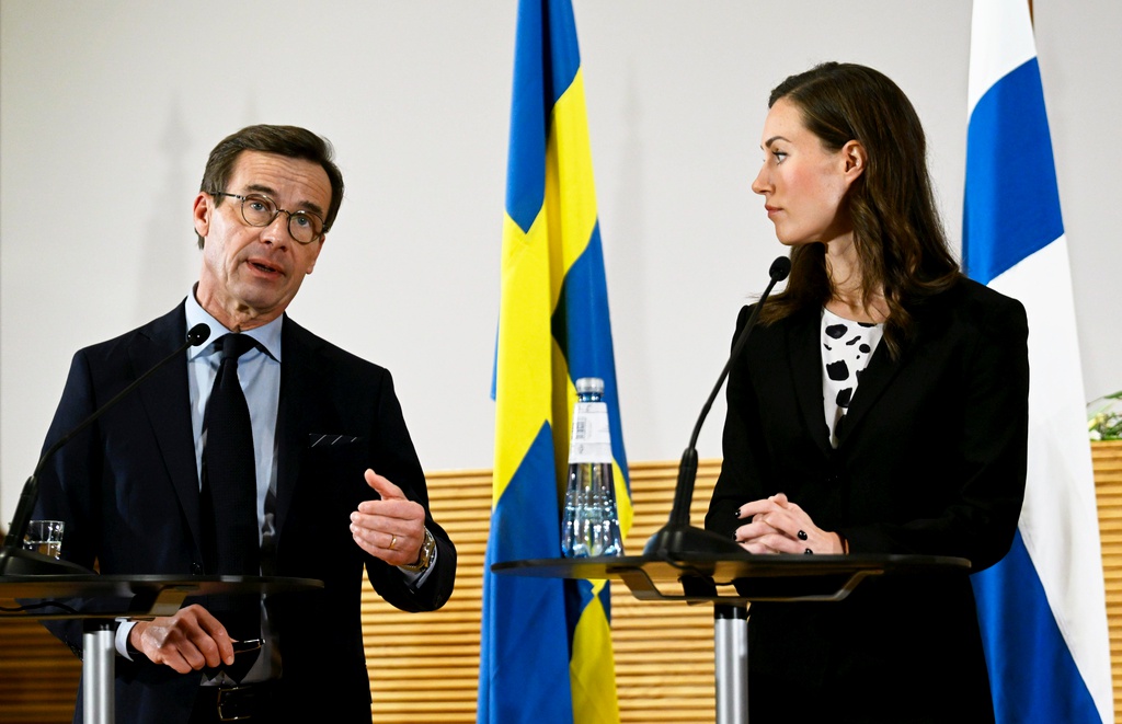 Sveriges statsminister Ulf Kristersson och FInlands statsminister Sanna Marin vid en presskonferens i höstas. Arkivbild.