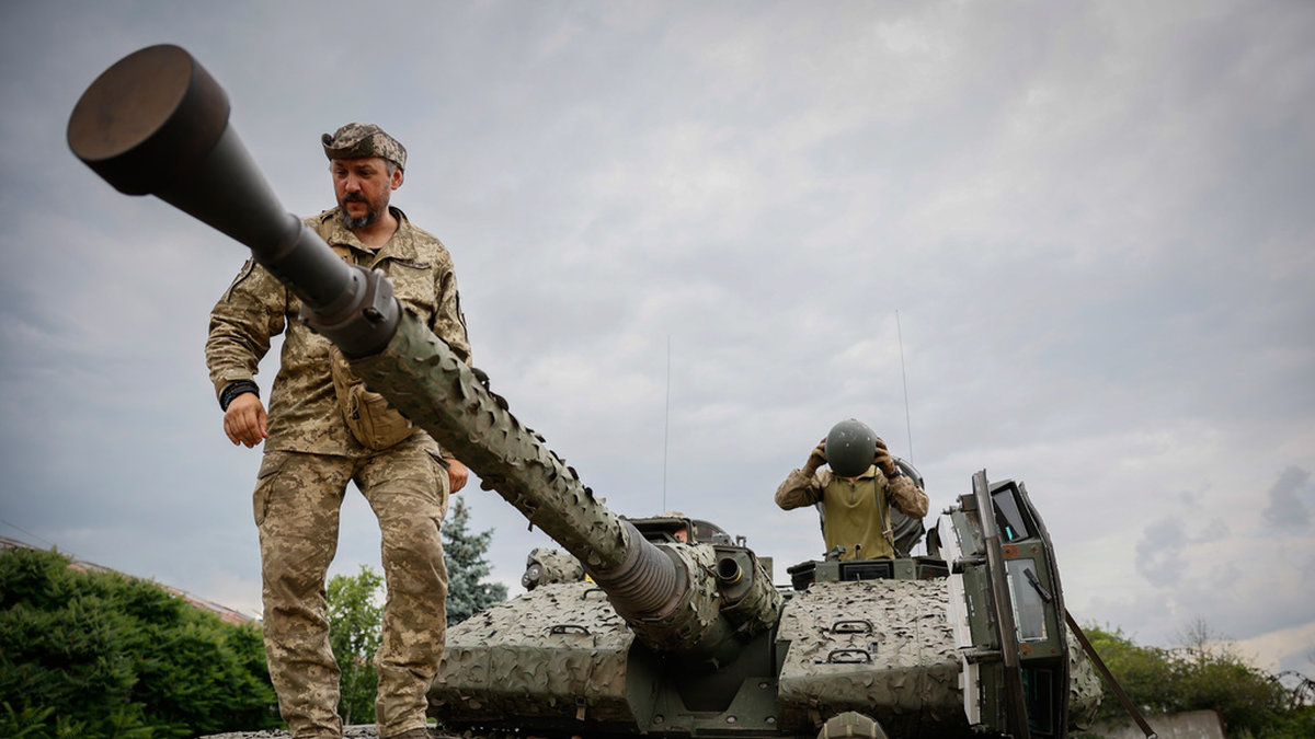 Ukrainska soldater i en svensk stridsvagn 90 utanför Bachmut i juni i år. Arkivbild.
