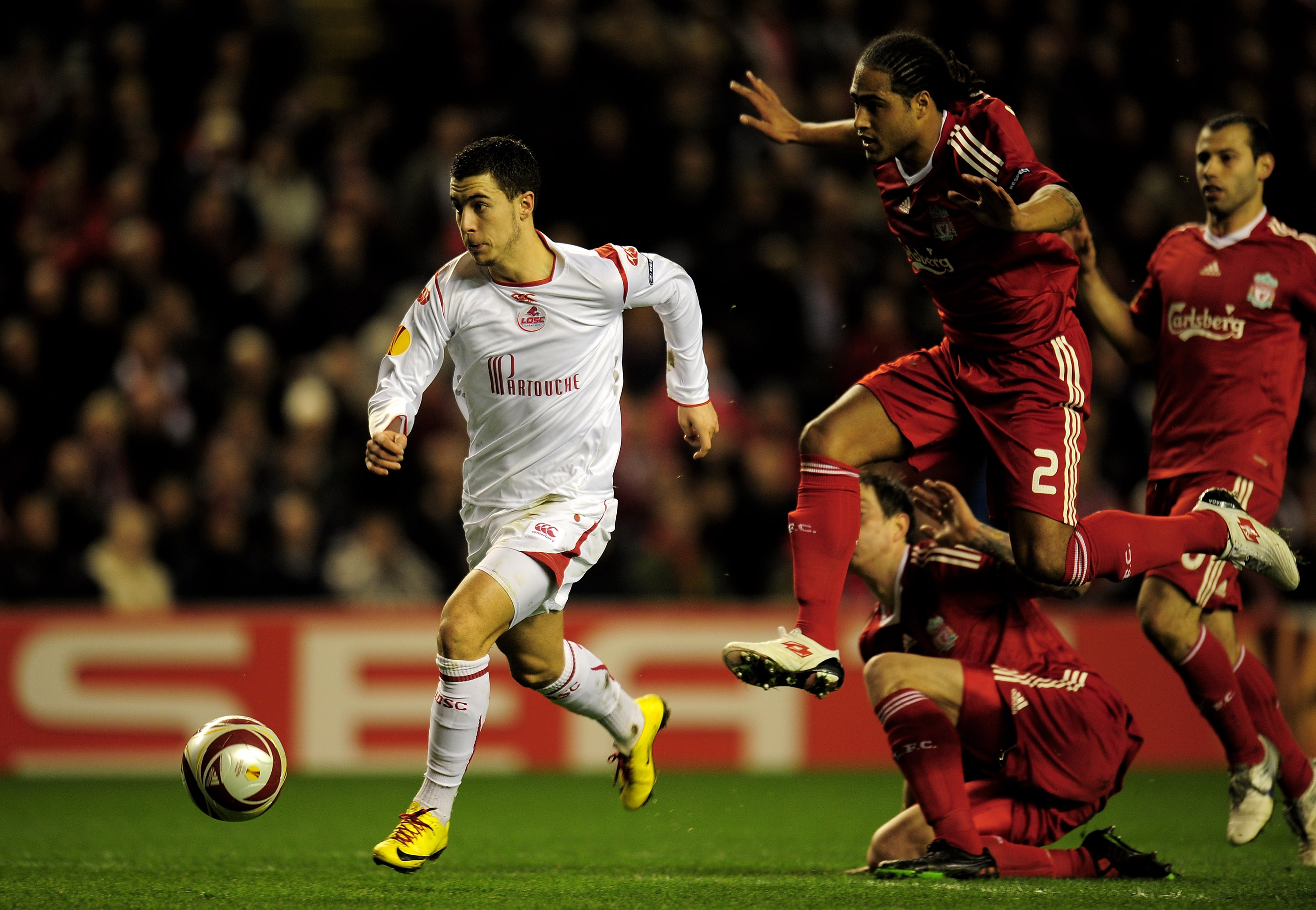 Hazard har redan vanan inne att spela Europaspel. Här springer han ifrån Liverpool i Europa League 2010.