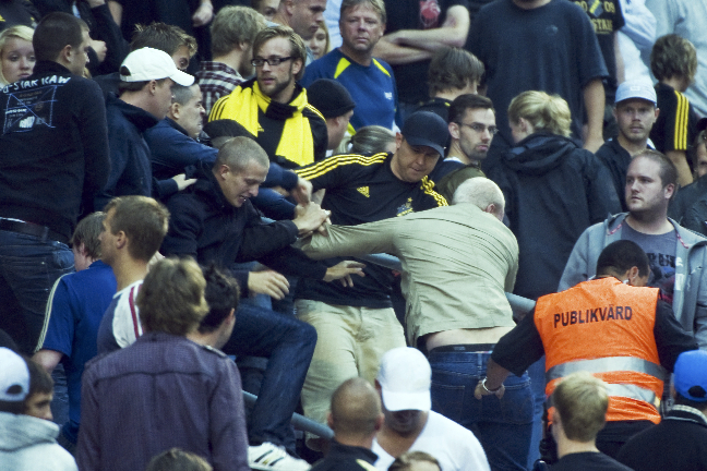 Efter matchen började delar av AIK-fansen bråka - med sig själva.