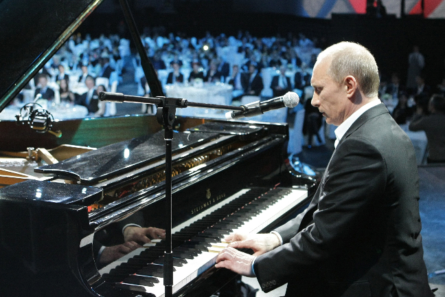 Vladimir sjunge Blueberry Hill inför Hollywoodstjärnor och hela ryska folket. 
