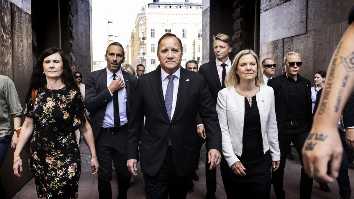 statsminister Stefan Löfven (S) och finansminister Magdalena Andersson på väg till riksdagens omröstningen av ett förslag om misstroendeförklaring.