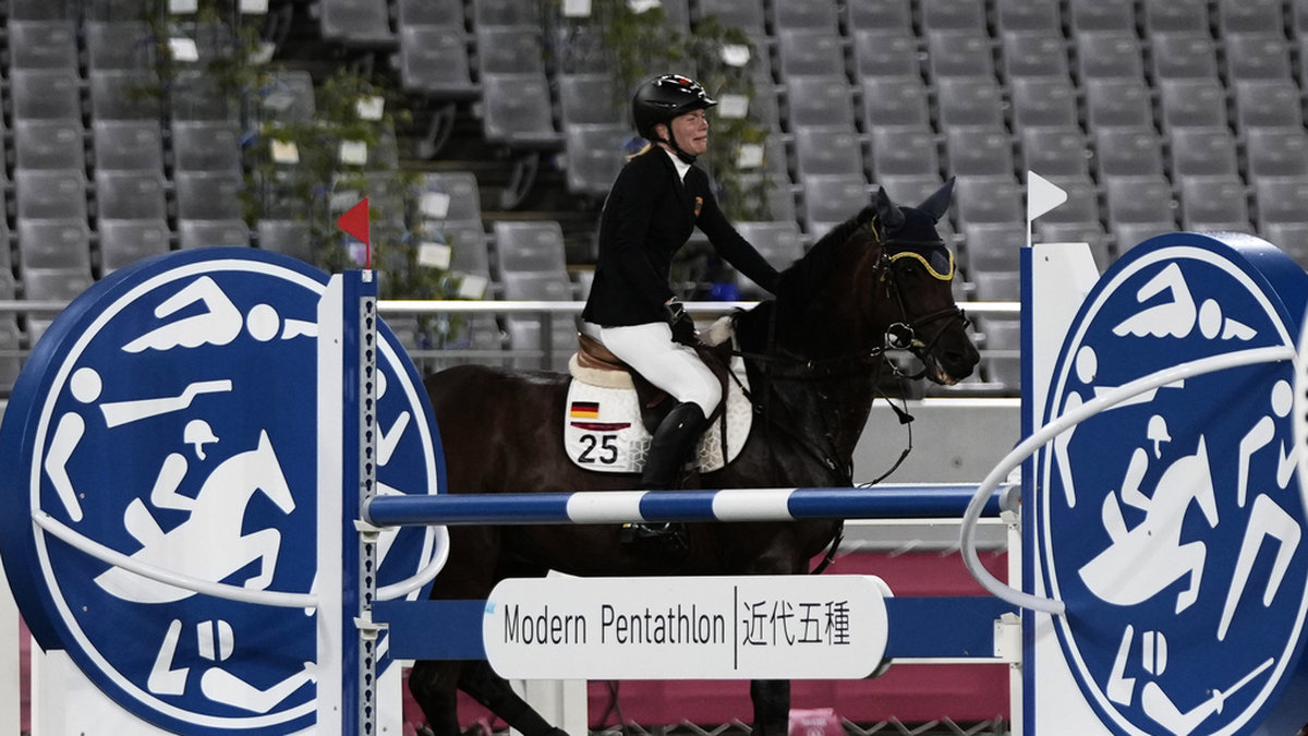 Tyskan Annika Schleu gråter efter misslyckandet i OS. Nu är det klart att hon slipper åtal för hanteringen av hästen Saint Boy. Arkivbild.