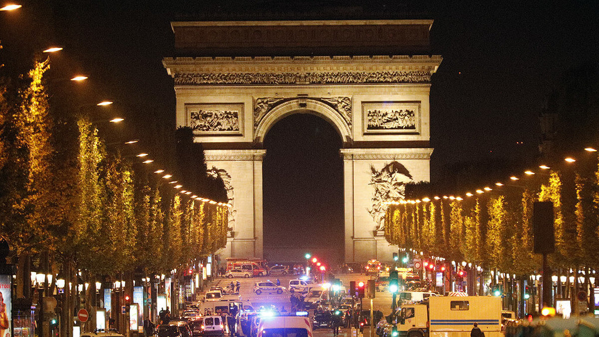 Skottlossningen bröt ut på paradgatan Champs-Élysées.
