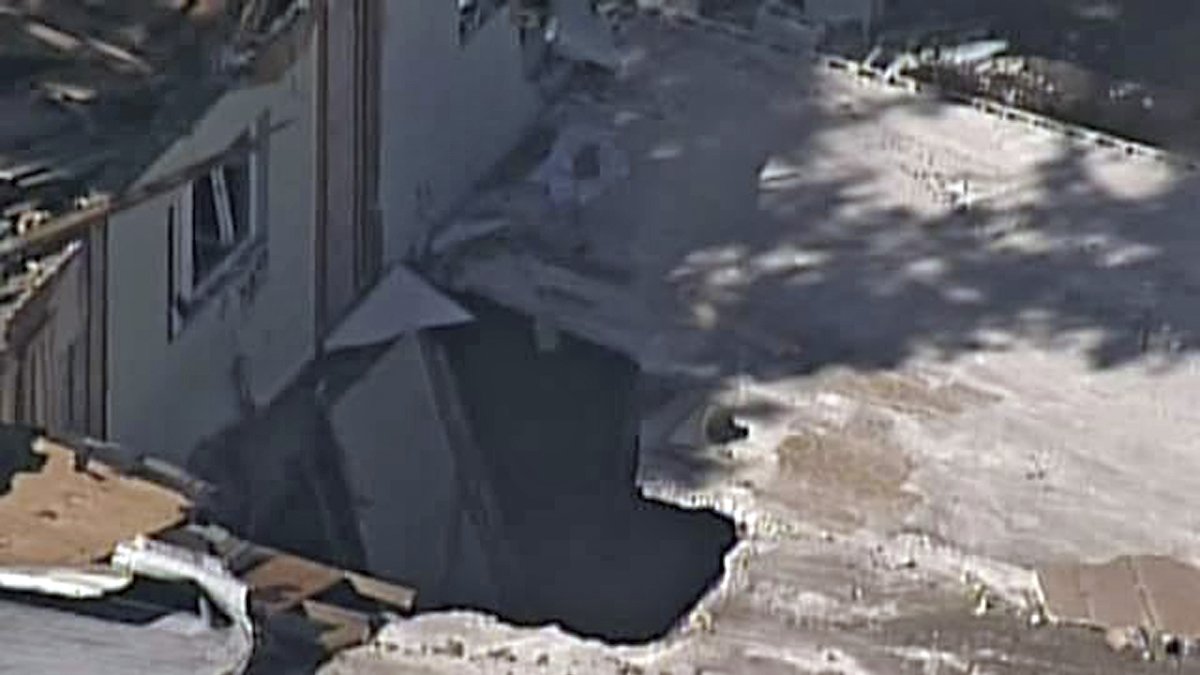 En man dog efter att ett hål slukat hans sovrum i Seffner i Florida.