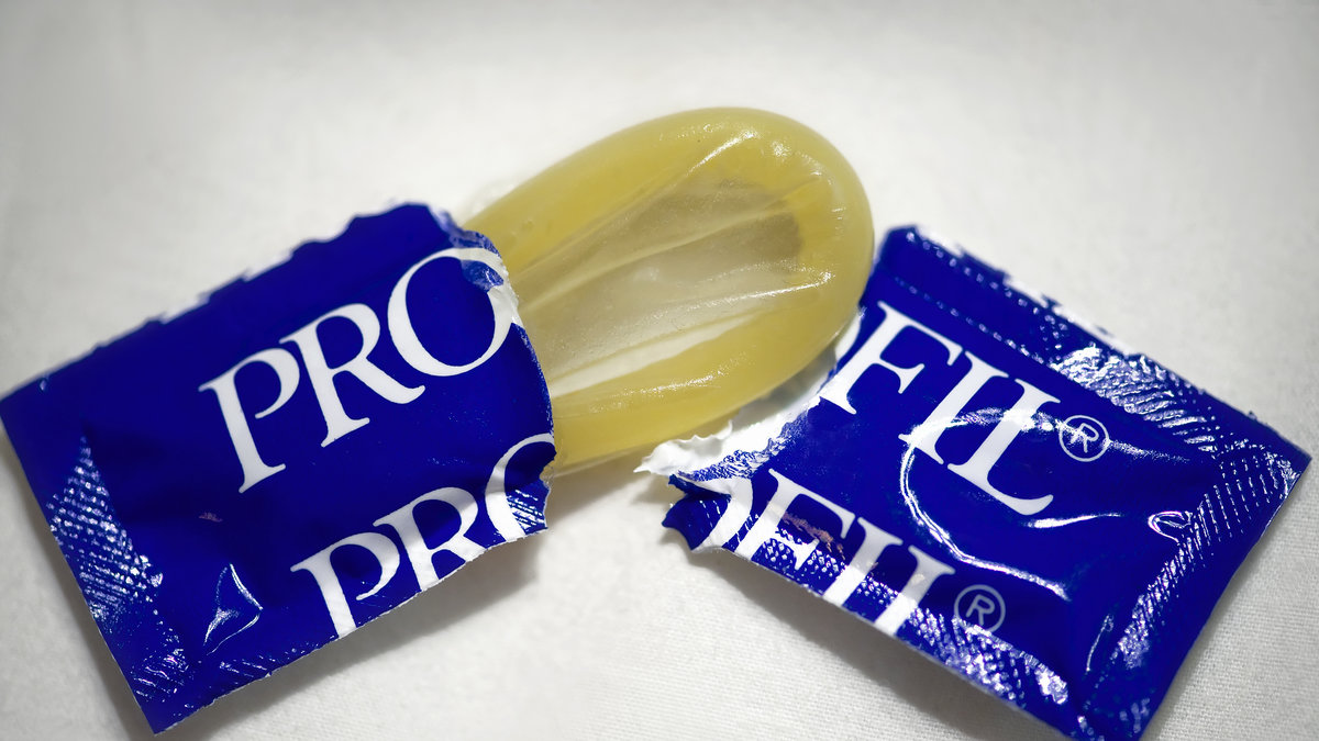 Anledningen ska handla om att de brutit mot "regler" och att bara inhemska kondomer ska finnas. Dessutom menar landet att väst för ett propagandakrig mot Ryssland när det påstås att hiv finns i landet.