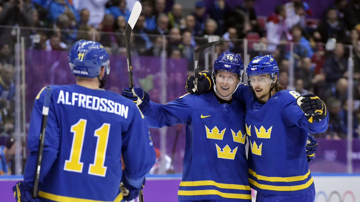 Sveriges Daniel Alfredsson, Nicklas Bäckström och Erik Karlsson jublar efter 0-4 målet.