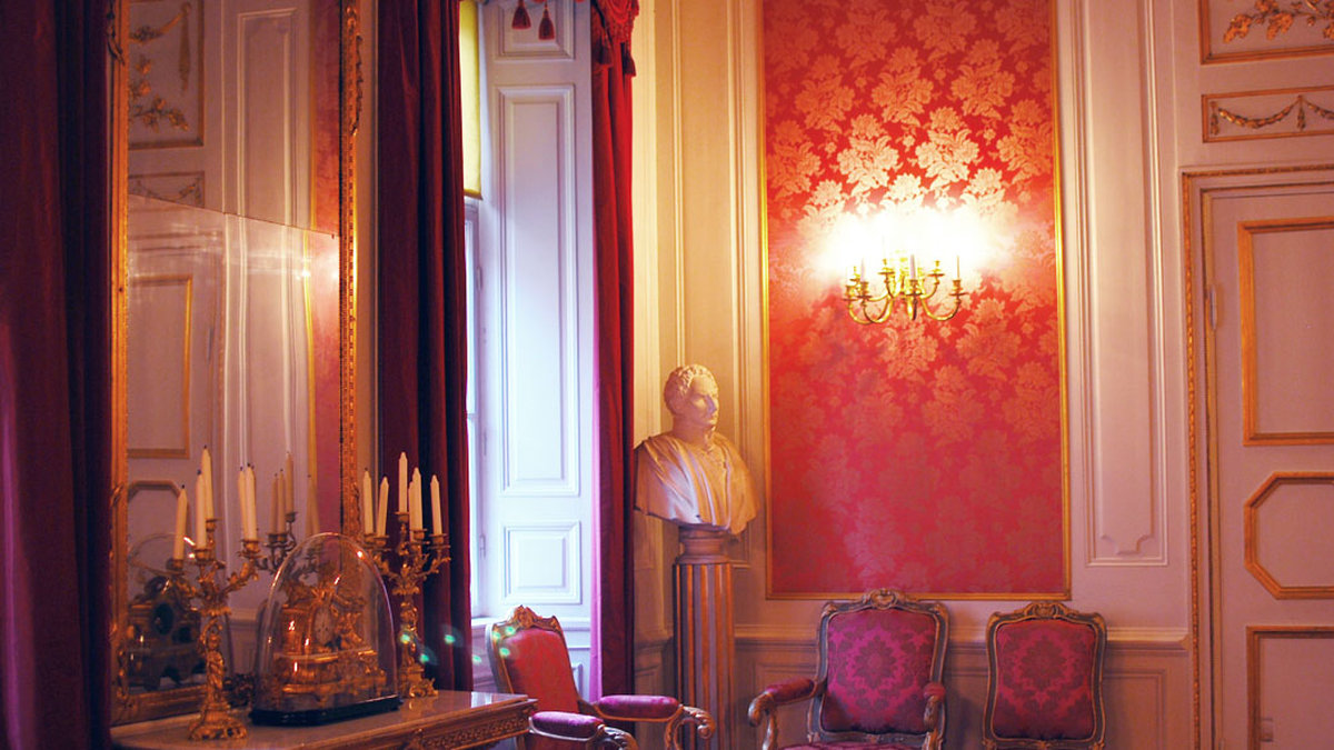 Rosa siden och stora speglar. Detta rum har tillhört många olika personer genom tiderna.