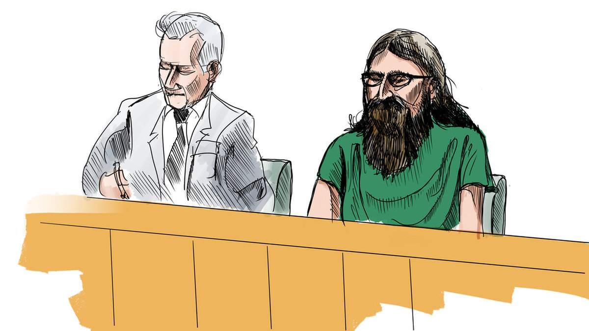 Teckning från rättegången mot Theodor Engström, som åtalats för terroristbrott under Almedalsveckan 2022. Här med sin advokat Staffan Fredriksson.