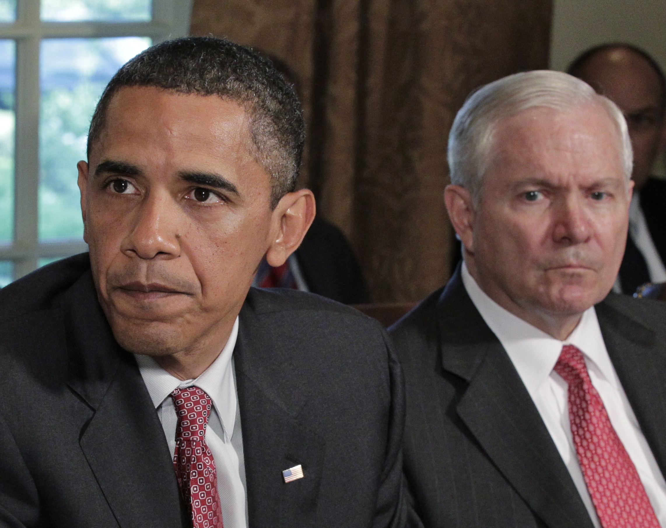 Både president Obama och försvarsminister Robert Gates (t.h.) har i skarpa ordalag fördömt läckan.