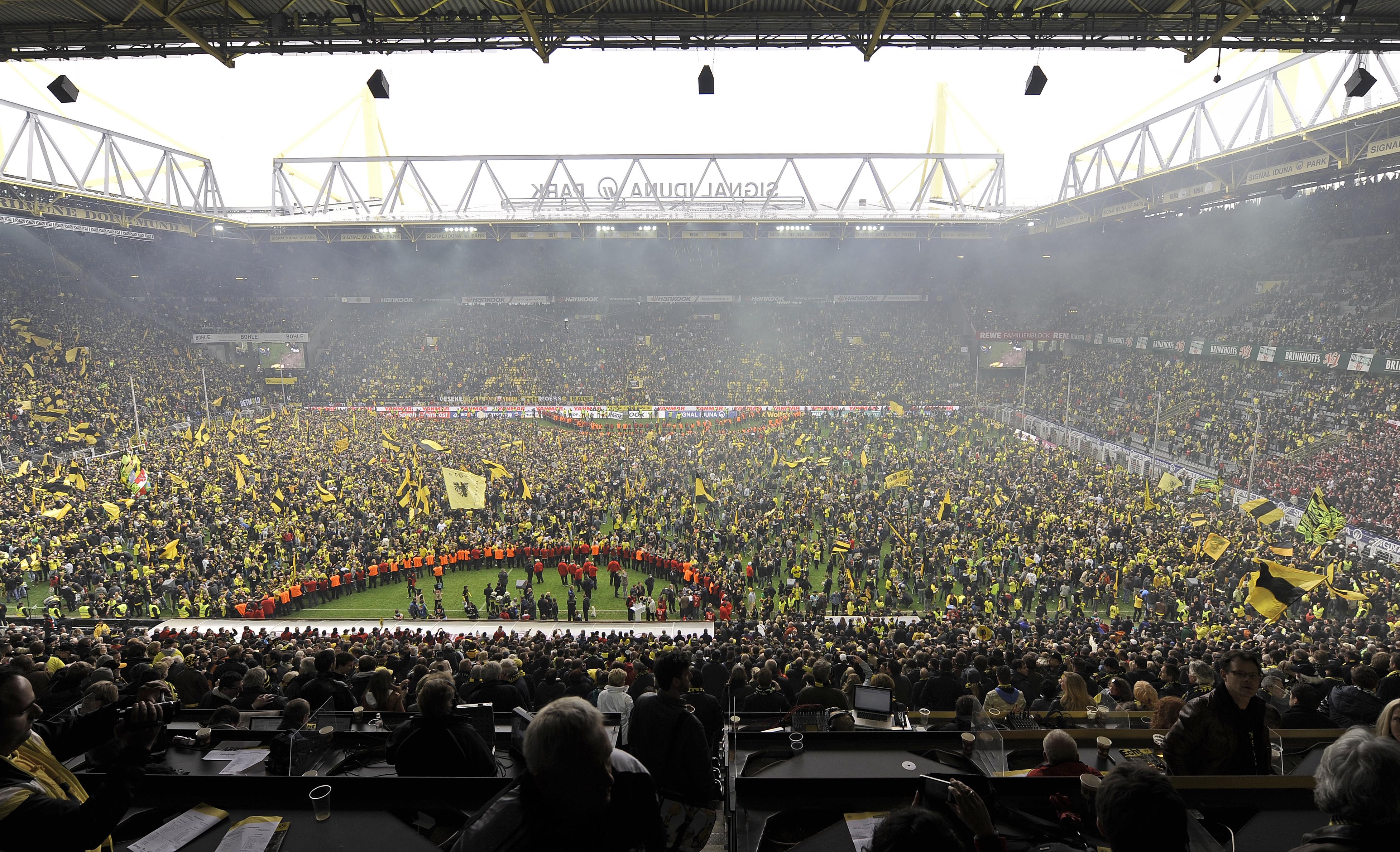 Ett gult hav stormade planen på Signal Iduna Park efter slutsignalen. Ett gult hav stormade planen på Signal Iduna Park efter slutsignalen.