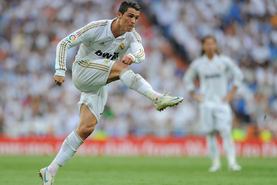 44. Christiano Ronaldo - Fotbollsspelaren som levt i 27 år och som har den högsta lönen i samtliga ligor. Men han tjänar lika mycket på plan som han gör i och med sina sponsorer som Nike. 2012 gjorde han 40 mål på två säsonger. 44. Christiano Ronaldo - Fotbollsspelaren som levt i 27 år och som har den högsta lönen i samtliga ligor. Men han tjänar lika mycket på plan som han gör i och med sina sponsorer som Nike. 2012 gjorde han 40 mål på två säsonger.