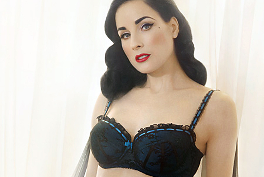 Dita modellar självklart sin kollektion. Dita modellar självklart sin kollektion.
