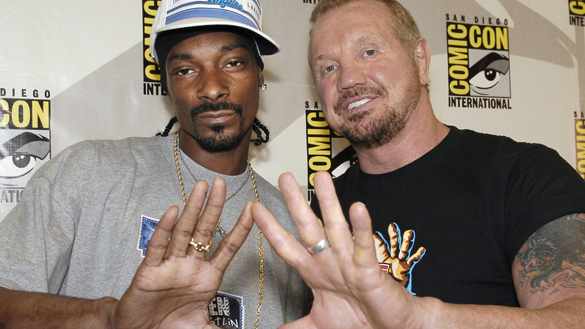 Här gör Diamond Dallas Page "the diamond cutter" med Snoop Lion. 