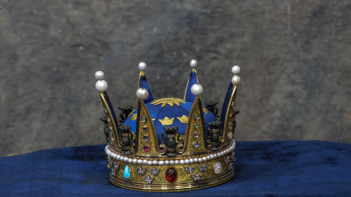  Prinsessan Eugenies krona ligger redo på en gulblå kudde för att ligga framme när prinsessan Leonore döps i slottskyrkan på Drottningholm.