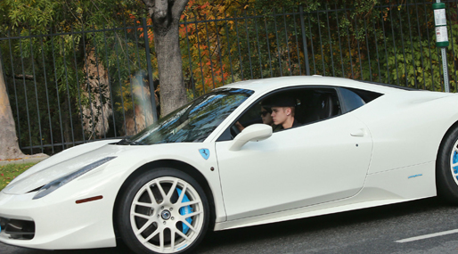 Enligt en av grannarna ska det ha varit Biebers svaghet för att åka Ferrari som utlöste bråket. Här ser vi Bieber i förarsätet på sin Ferrari. Här med dåvarande flickvännen Selena Gomez i passagerarsätet i december 2012.