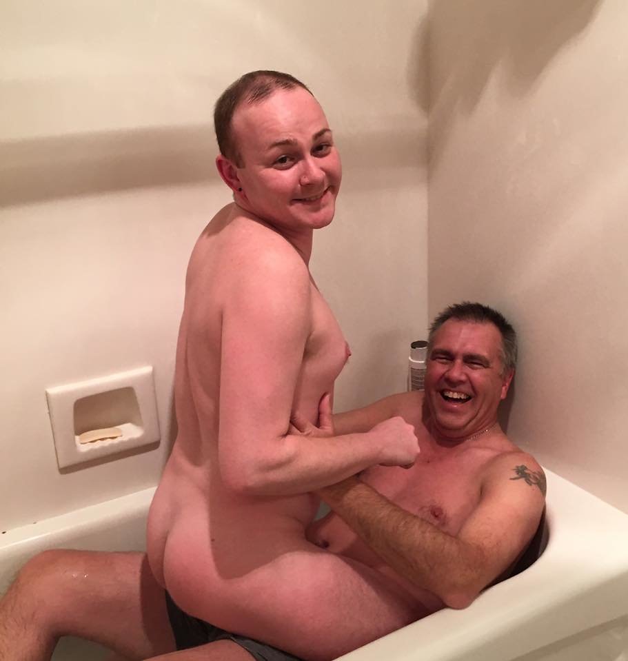 Tyler med sin pappa i badkaret som vuxen Tyler med sin pappa i badkaret som vuxen