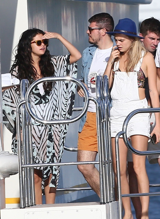 Selena Gomez festade loss med Cara Delevingne. Selena Gomez festade loss med Cara Delevingne.