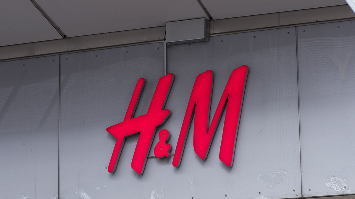 H&M själva anser att det inte är något fel i att ha en plus size-avdelning för kvinnor men inte för män.