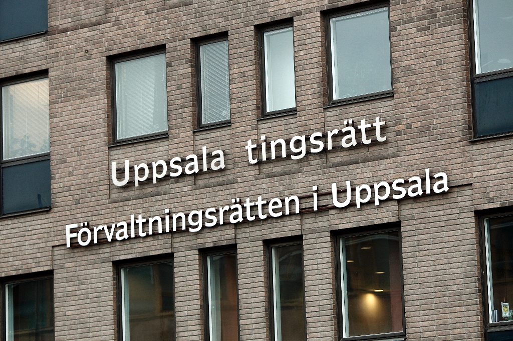 Rättegången äger rum i Uppsala tingsrätt.