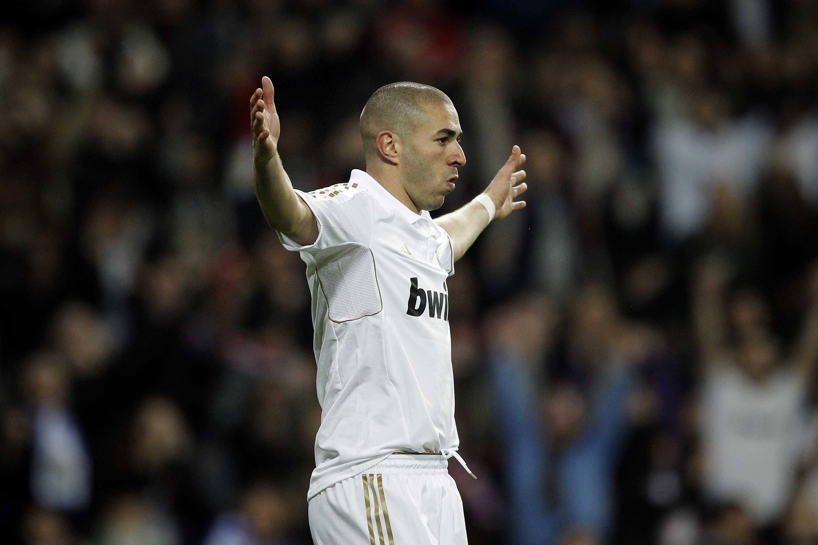Karim Benzema inledde målskyttet och satte även 4-1-målet när Real Madrid mosade Granada.